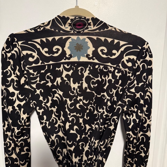 Vintage Diane Von Furstenberg 100% Silk Black Print Wrap Dress Size 4 - Picture 8 of 10